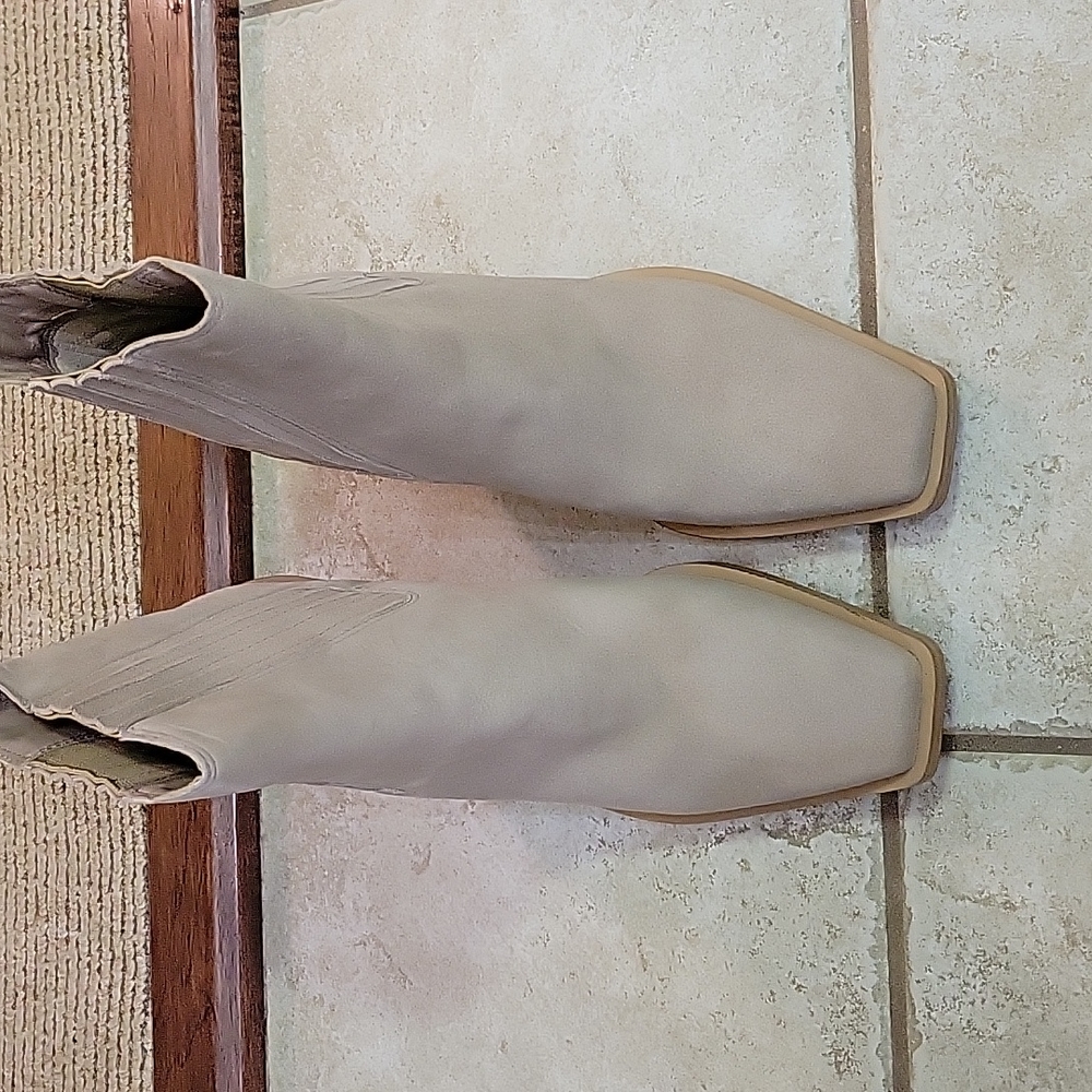 Boots - Picture 4 of 4